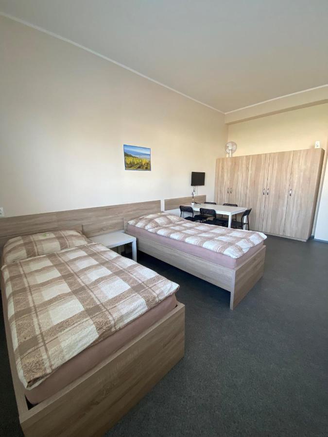Hostel Hodonin Bagian luar foto