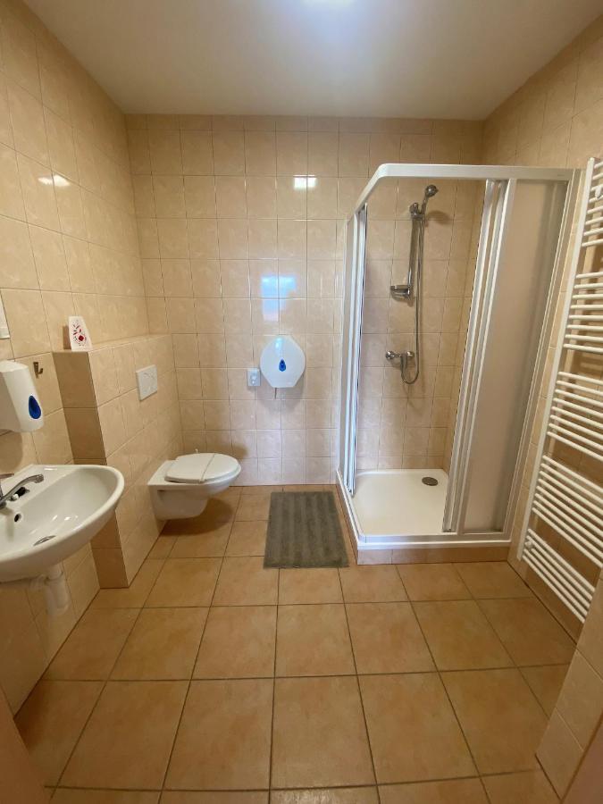 Hostel Hodonin Bagian luar foto
